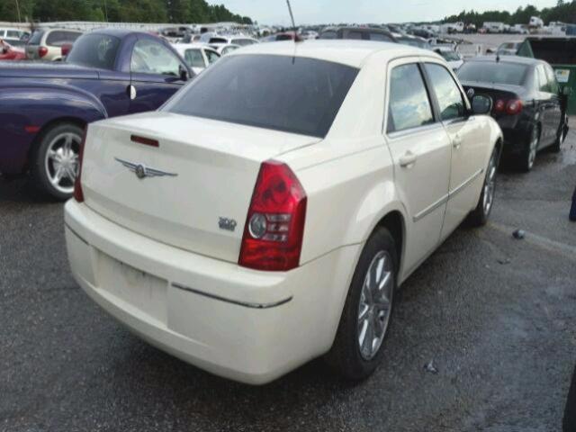 2C3LA53G48H142217 - 2008 CHRYSLER 300 TOURIN WHITE photo 4