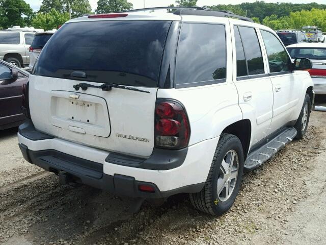 1GNDT13S352155950 - 2005 CHEVROLET TRAILBLAZE WHITE photo 4