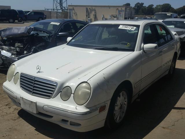 WDBJF65G8YA961123 - 2000 MERCEDES-BENZ E320 WHITE photo 2