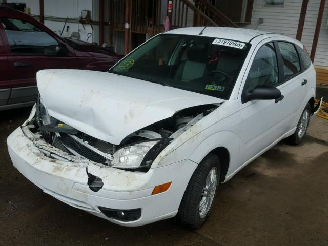 1FAHP37N77W185324 - 2007 FORD FOCUS ZX5 WHITE photo 2