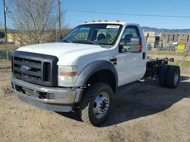 1FDAF57RX8EC78841 - 2008 FORD F550 SUPER WHITE photo 2