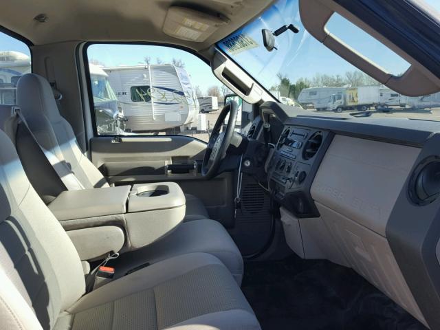 1FDAF57RX8EC78841 - 2008 FORD F550 SUPER WHITE photo 5