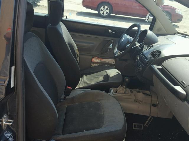 3VWBB61C8WM015394 - 1998 VOLKSWAGEN NEW BEETLE 黑色 照片 5