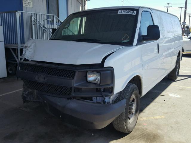 1GCGG29C081229349 - 2008 CHEVROLET EXPRESS G2 WHITE photo 2