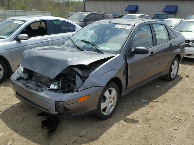 1FAFP38Z84W158766 - 2004 FORD FOCUS ZTS GRAY photo 2