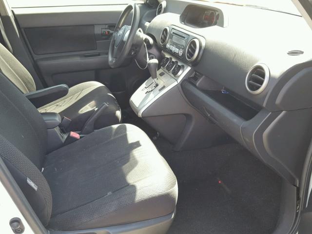 JTLKE50E181038673 - 2008 TOYOTA SCION XB WHITE photo 5