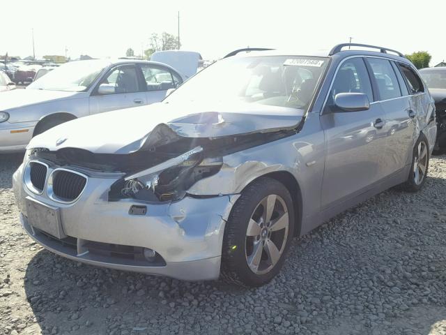 WBANN73596CN02016 - 2006 BMW 530 XIT SILVER photo 2
