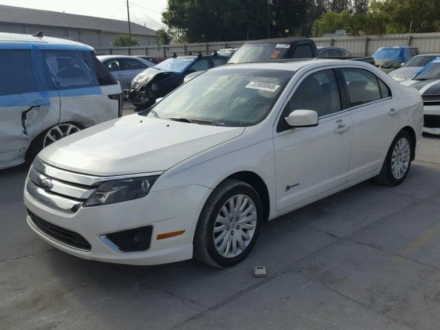 3FADP0L31AR165534 - 2010 FORD FUSION HYB WHITE photo 2