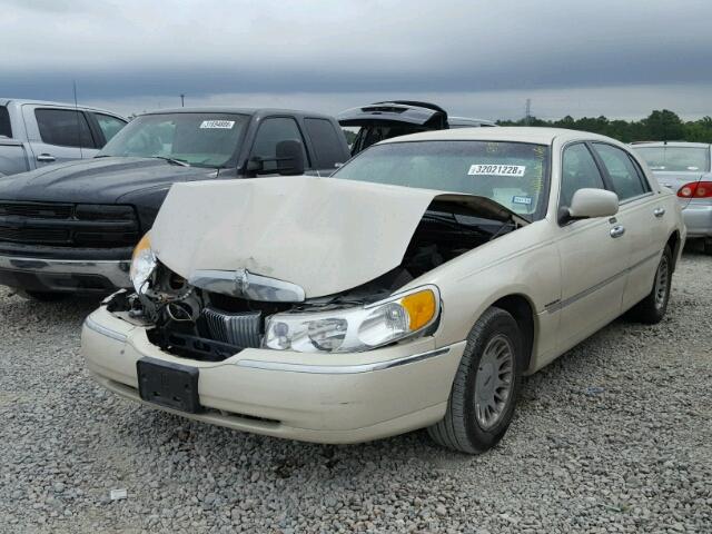 1LNHM83WXYY884348 - 2000 LINCOLN TOWN CAR C CREAM photo 2