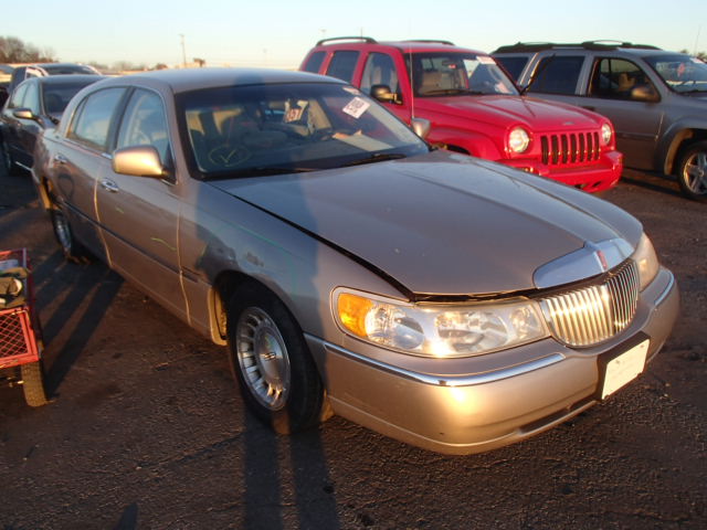 1LNHM81W4XY681523 - 1999 LINCOLN TOWN CAR E SILVER photo 1