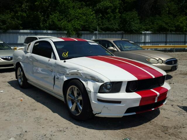 1ZVFT82H865223916 - 2006 FORD MUSTANG GT WHITE photo 1