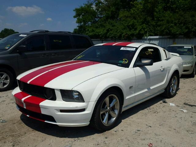 1ZVFT82H865223916 - 2006 FORD MUSTANG GT WHITE photo 2