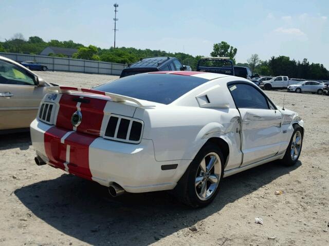 1ZVFT82H865223916 - 2006 FORD MUSTANG GT WHITE photo 4