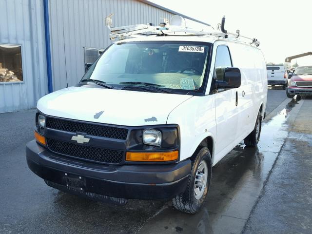 1GCWGFCB9C1110047 - 2012 CHEVROLET EXPRESS G2 WHITE photo 2