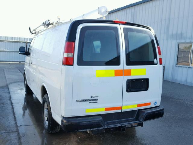 1GCWGFCB9C1110047 - 2012 CHEVROLET EXPRESS G2 WHITE photo 3