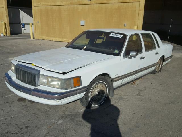 1LNCM81F7LY763315 - 1990 LINCOLN TOWN CAR WHITE photo 2