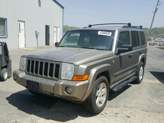 1J8HG48K06C105035 - 2006 JEEP COMMANDER BEIGE photo 2