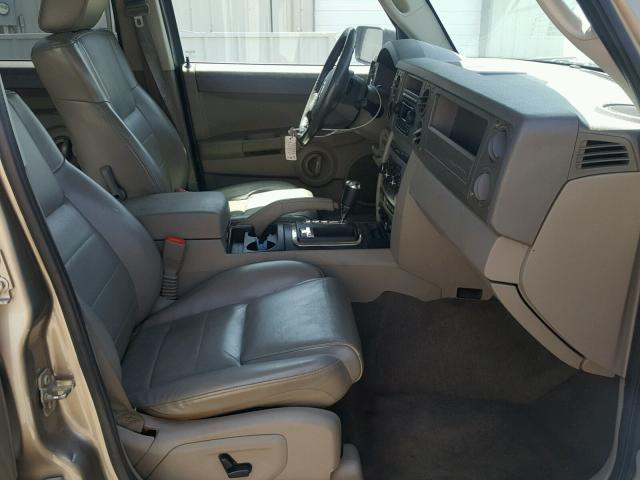 1J8HG48K06C105035 - 2006 JEEP COMMANDER BEIGE photo 5
