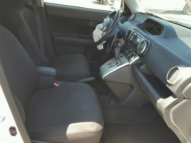 JTLKE50E581031290 - 2008 TOYOTA SCION XB WHITE photo 5