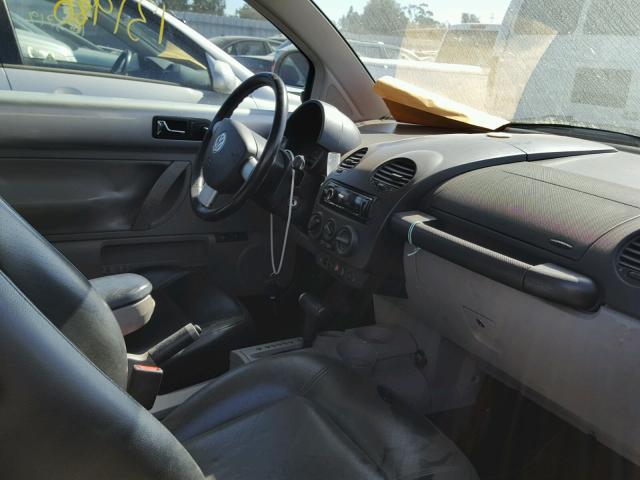 3VWDD21C5YM488829 - 2000 VOLKSWAGEN NEW BEETLE 银色 照片 5