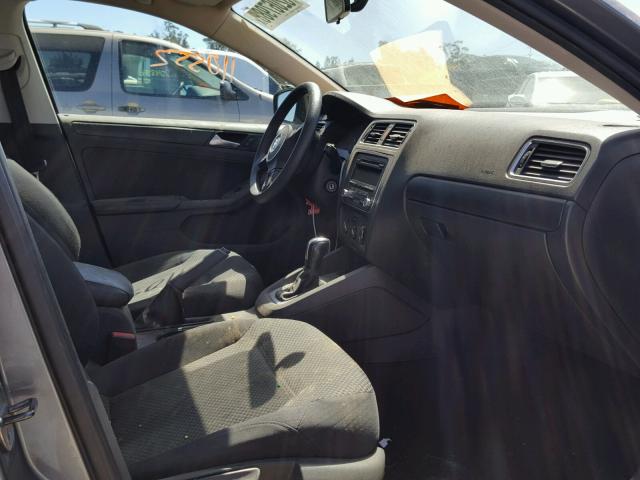 3VW2K7AJ4DM263935 - 2013 VOLKSWAGEN JETTA BASE 灰色 照片 5