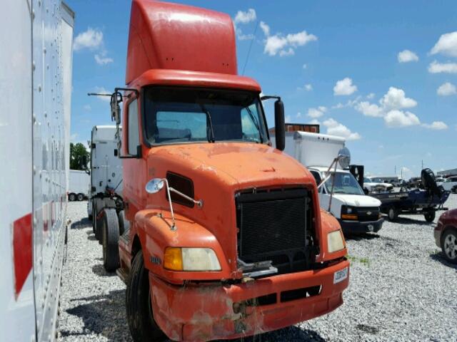 4V4N22UF9YN250995 - 2000 VOLVO VN ORANGE photo 1