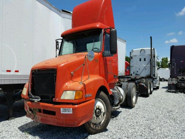 4V4N22UF9YN250995 - 2000 VOLVO VN ORANGE photo 2