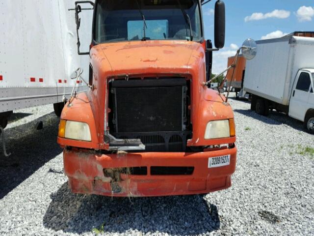 4V4N22UF9YN250995 - 2000 VOLVO VN ORANGE photo 7