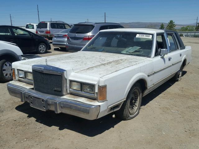 1LNBM81F6KY766667 - 1989 LINCOLN TOWN CAR WHITE photo 2