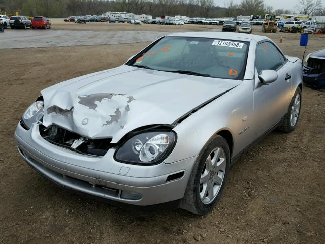 WDBKK47FXXF114016 - 1999 MERCEDES-BENZ SLK 230 KO SILVER photo 2