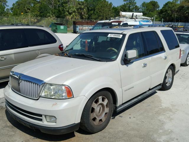 5LMFU275X6LJ15412 - 2006 LINCOLN NAVIGATOR თეთრი ფოტო 2