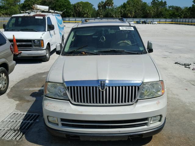 5LMFU275X6LJ15412 - 2006 LINCOLN NAVIGATOR თეთრი ფოტო 9