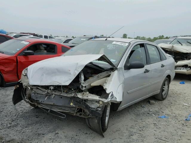 1FAFP34314W106588 - 2004 FORD FOCUS SE C SILVER photo 2