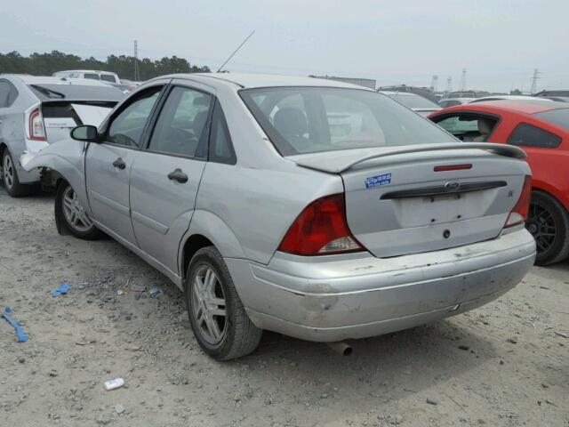 1FAFP34314W106588 - 2004 FORD FOCUS SE C SILVER photo 3