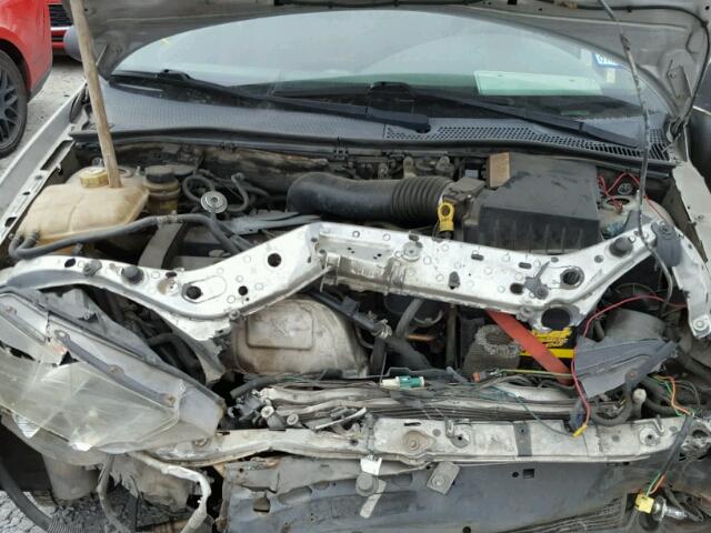 1FAFP34314W106588 - 2004 FORD FOCUS SE C SILVER photo 7