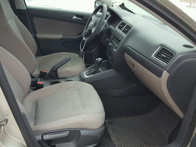 3VW2K7AJ1DM229323 - 2013 VOLKSWAGEN JETTA BASE 金色 照片 5