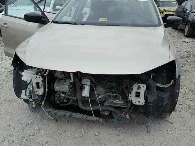 3VW2K7AJ1DM229323 - 2013 VOLKSWAGEN JETTA BASE 金色 照片 9