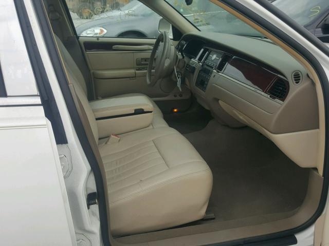 1LNHM81W85Y646173 - 2005 LINCOLN TOWN CAR S WHITE photo 5