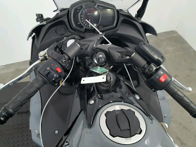 JKAEXEJ18JDA02513 - 2018 KAWASAKI EX650 J ნაცრისფერი ფოტო 8