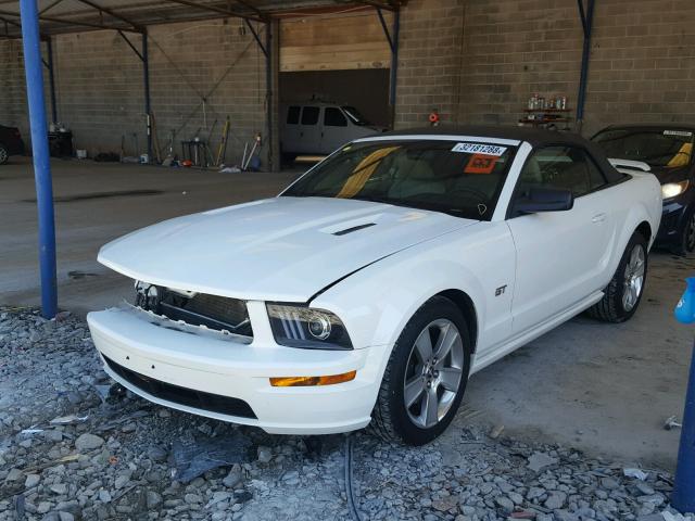 1ZVFT85H865231185 - 2006 FORD MUSTANG GT WHITE photo 2