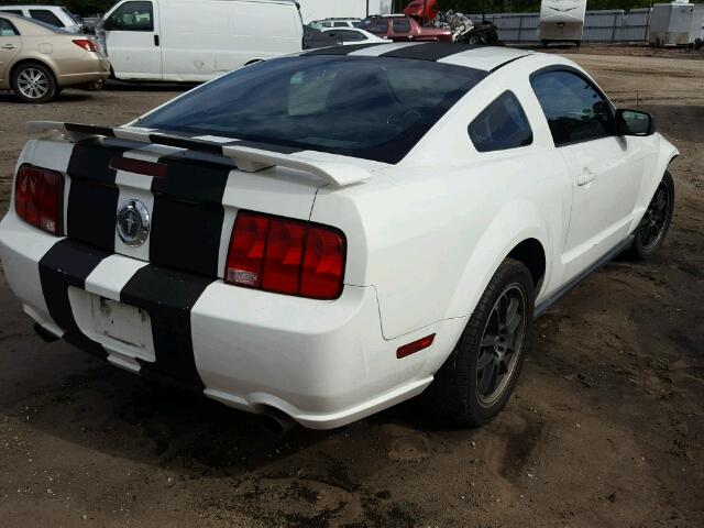 1ZVFT80N555121321 - 2005 FORD MUSTANG WHITE photo 4