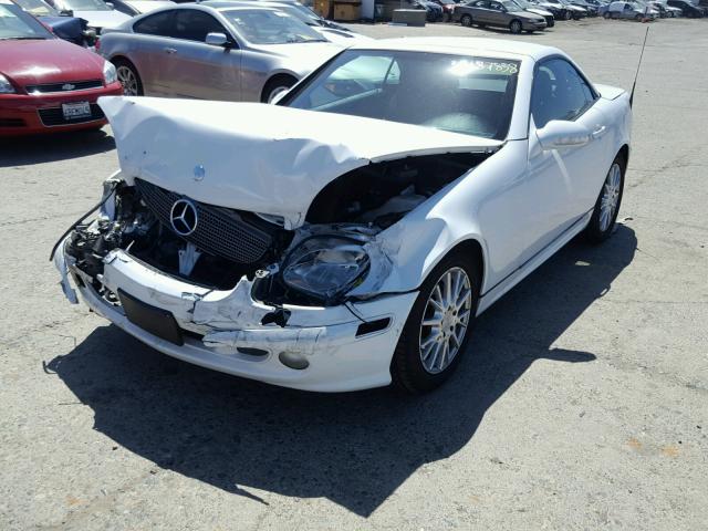 WDBKK65F41F203182 - 2001 MERCEDES-BENZ SLK 320 WHITE photo 2