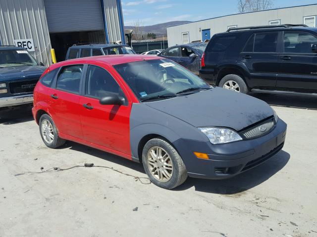 3FAFP37N35R131462 - 2005 FORD FOCUS ZX5 RED photo 1