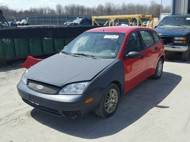 3FAFP37N35R131462 - 2005 FORD FOCUS ZX5 RED photo 2