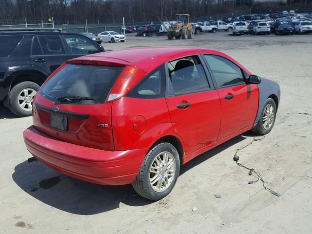 3FAFP37N35R131462 - 2005 FORD FOCUS ZX5 RED photo 4