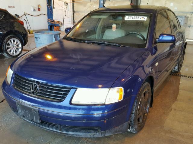 WVWUH23B2YE200489 - 2000 VOLKSWAGEN PASSAT GLX BLUE photo 2