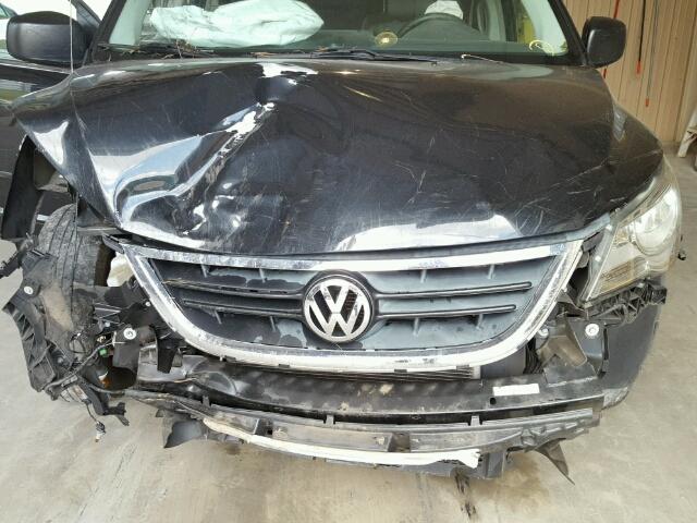 2C4RVAAG2CR120628 - 2012 VOLKSWAGEN ROUTAN S BLACK photo 7