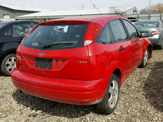 3FAFP37N15R107354 - 2005 FORD FOCUS ZX5 RED photo 4