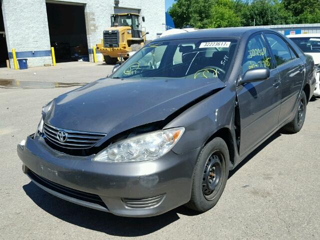 4T1BE32K85U634999 - 2005 TOYOTA CAMRY LE/X GRAY photo 2