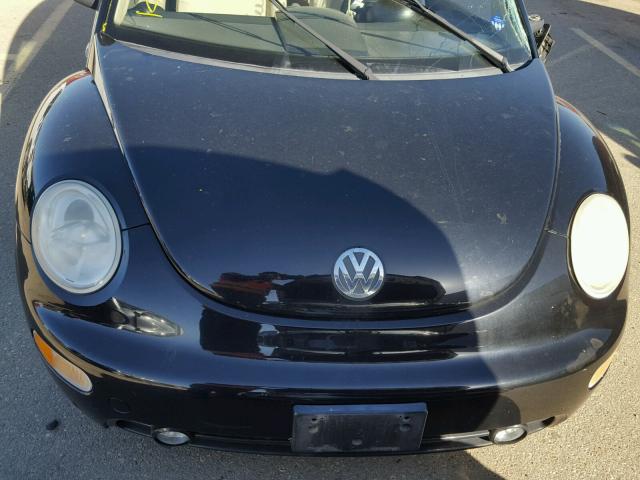 3VWCA21C9YM447429 - 2000 VOLKSWAGEN NEW BEETLE შავი ფოტო 7